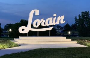 A large sign that says " lorain ".